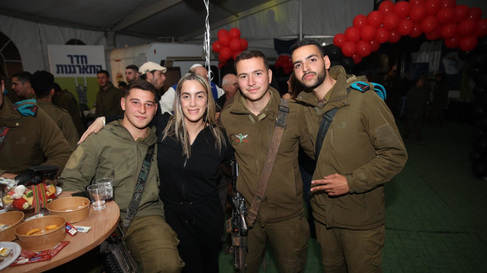 יובל מעתוק עם חיילי תותחנים בדרום (צילום: אור גפן)