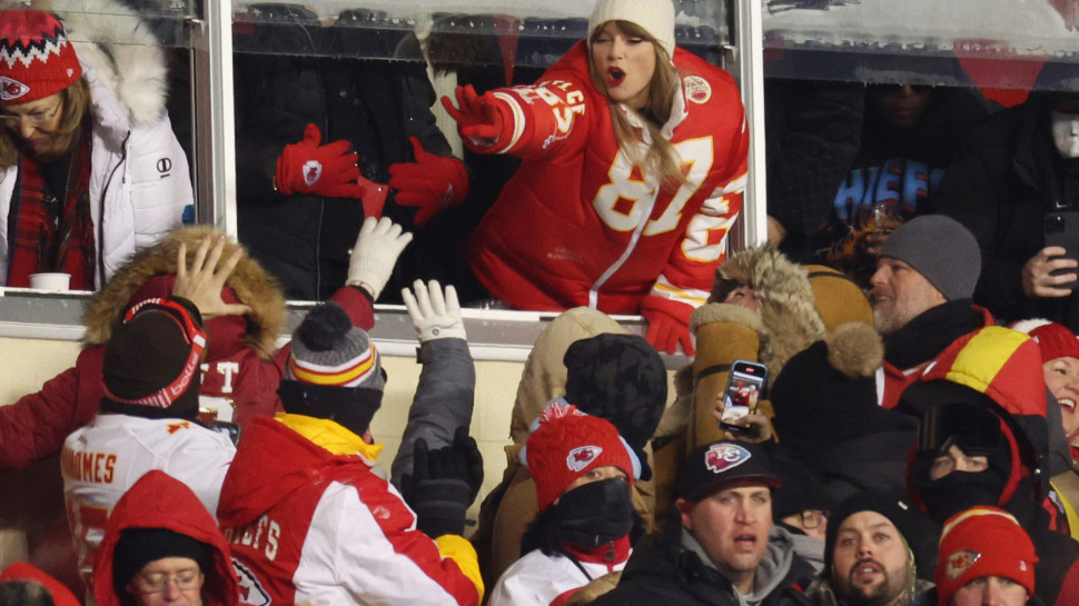 טיילור סוויפט במשחק של טרוויס קלסי (צילום: Jamie Squire/Getty Images)