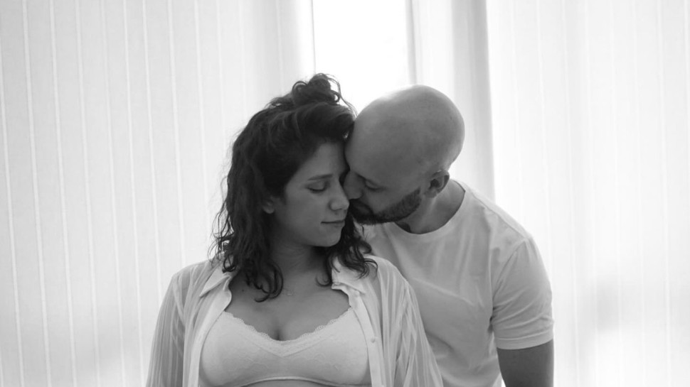 מאי שכטר ומשה יחזקאל בצילומי הריון  (צילום: שירן כפיר)