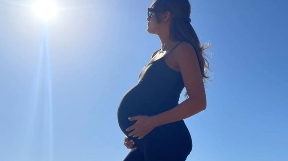 הכדורגלן ואשתו שמצפים לילד ראשון (צילום: צילום מסך אינסטגרם)