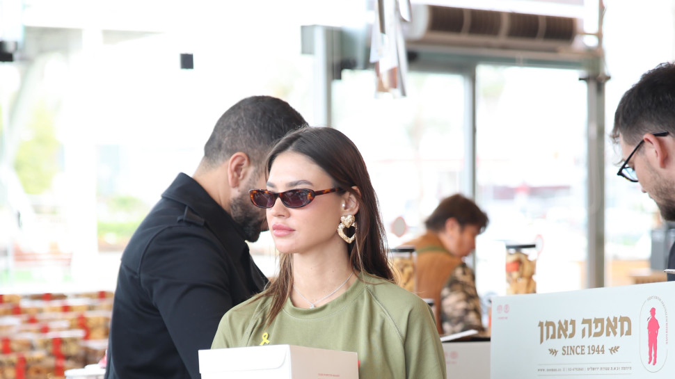 רוסלנה רודינה אורזת משלוחי מנות לחיילים (צילום: אור גפן)