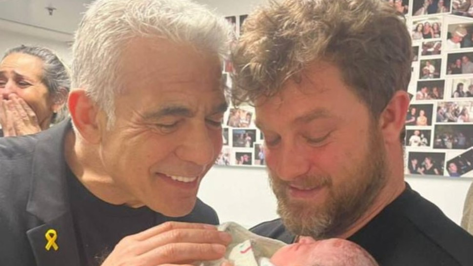 יאיר לפיד הפך לסבא (צילום: טוויטר)