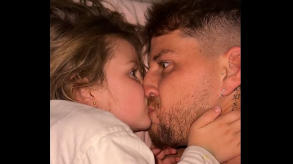 אורי נגר ובתו (צילום: צילום מסך אינסטגרם)