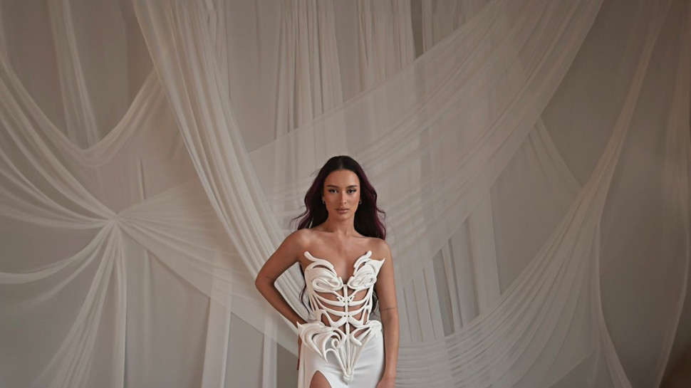 עדן גולן בשמלה של אלון ליבנה. סטיילינג: איתי בצלאלי (צילום: ערן לוי)