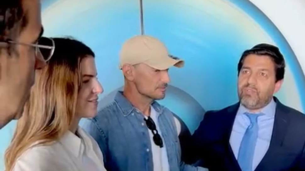 רועי עוז, הרב מרדכי חסידים, גיא זוארץ ולירון ויצמן בבית "האח הגדול" (צילום: באדיבות: איציק אוחנה כיכר השבת והרבנית של האינסטגרם)