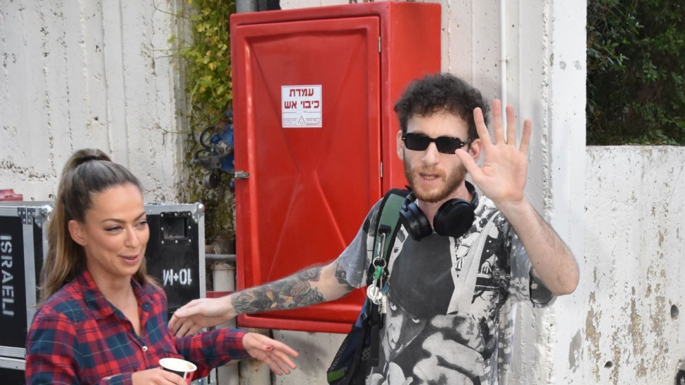 אלישע בנאי בדרכו לאולפן של רוקדים עם כוכבים (צילום: צ'ינו)