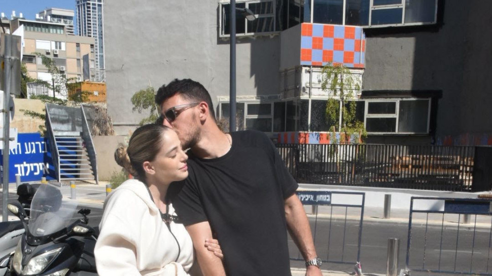 הדר קרקו ובעלה ליאו בורנשטיין ביציאה מבית החולים עם בנם השני (צילום: צ׳ינו)