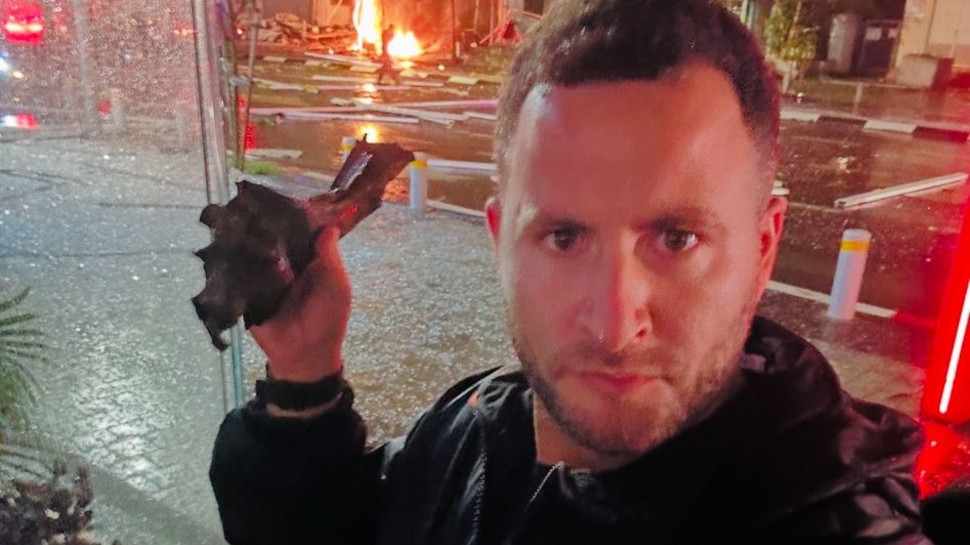 גיא הוכמן עם שבר יירוט ליד ביתו (צילום: מתוך אינסטגרם)