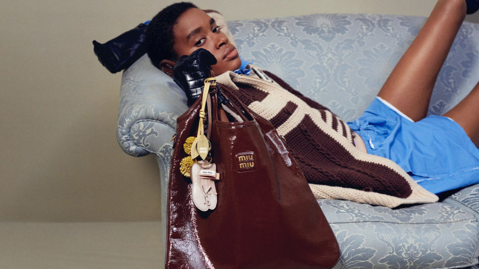 תיק של מיו מיו מאובזר בצ׳ארמים (צילום: אתר רשמי)