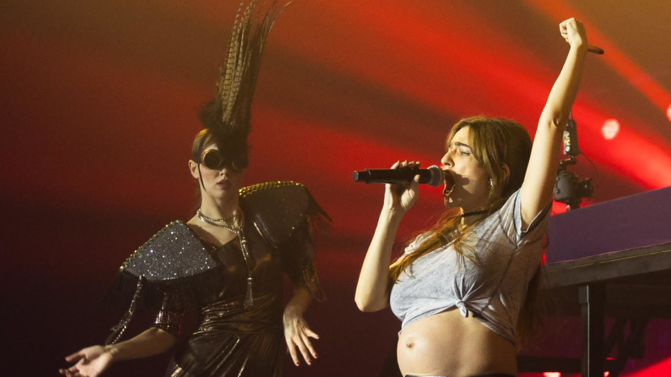 אניה בוקשטיין חושפת הריון על הבמה (צילום: עידן חסון)