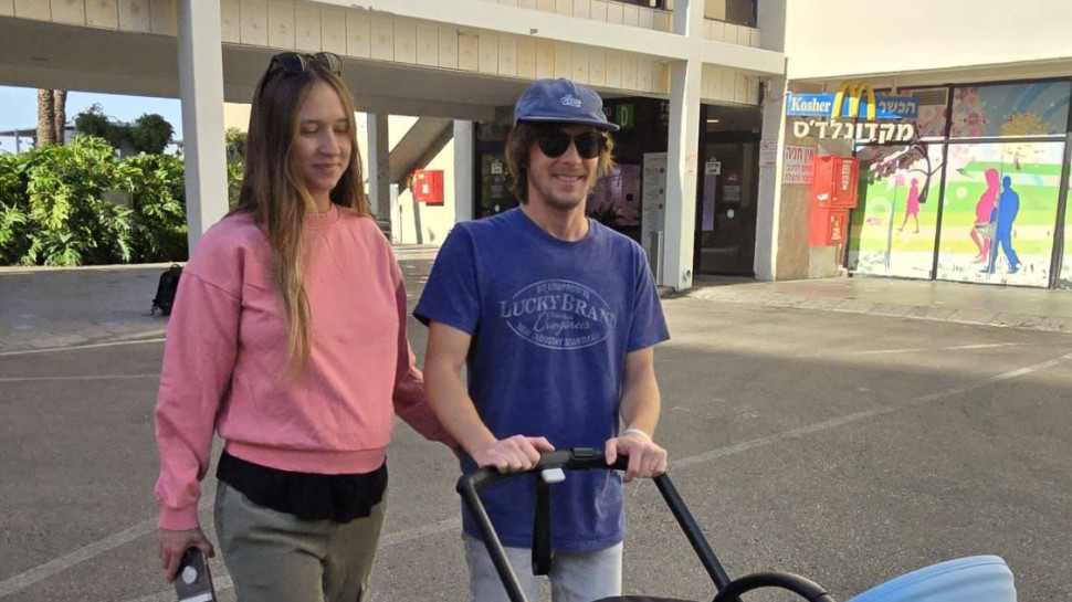 עפר שכטר וקסניה משתחררים מבית החולים עם בנם השני (צילום: יח"צ)