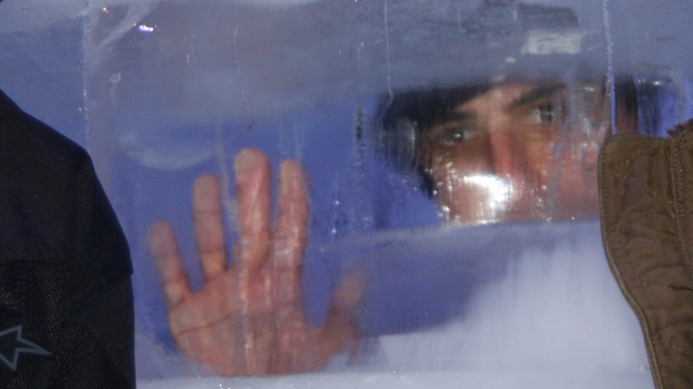 חזי דין בתוך קוביית הקרח שהוצבה בכיכר רבין (צילום: פרטי)