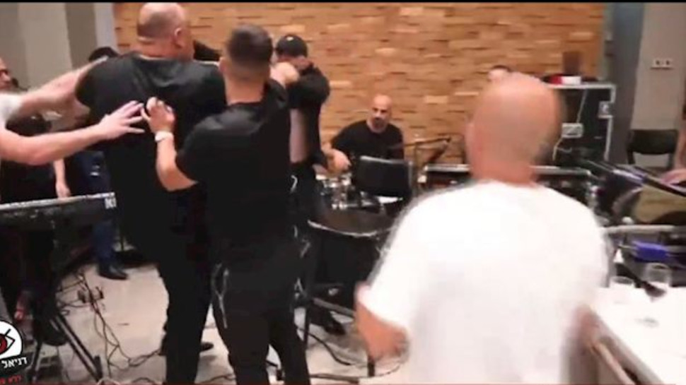 עופר לוי מותקף (צילום: רשתות חברתיות)