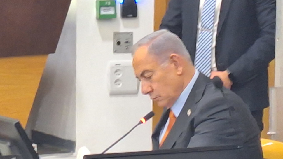 ראש הממשלה בנימין נתניהו בבית המשפט בעניבה כתומה (צילום: לירן וינשטיין, סרוגים)
