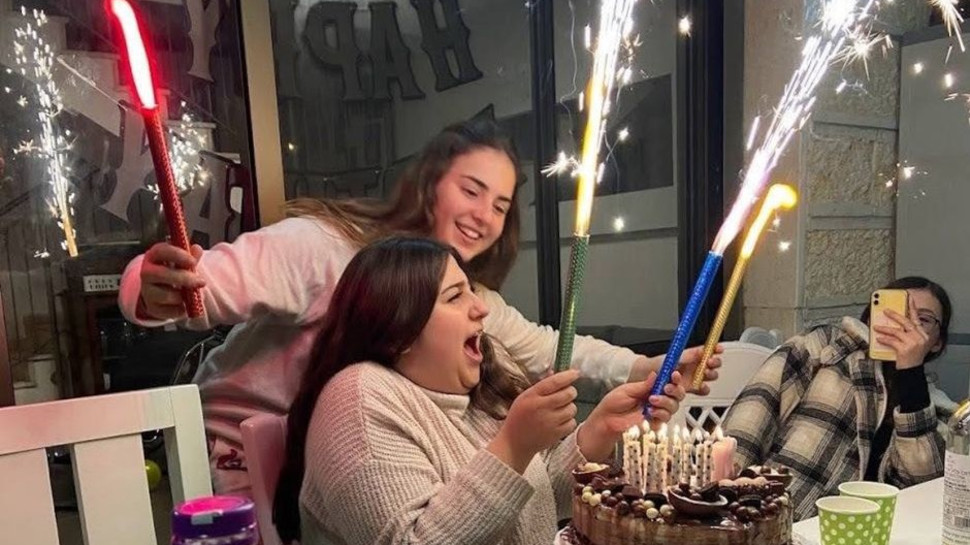 חוגגים לרוני אשל יום הולדת (צילום: מתוך פייסבוק)