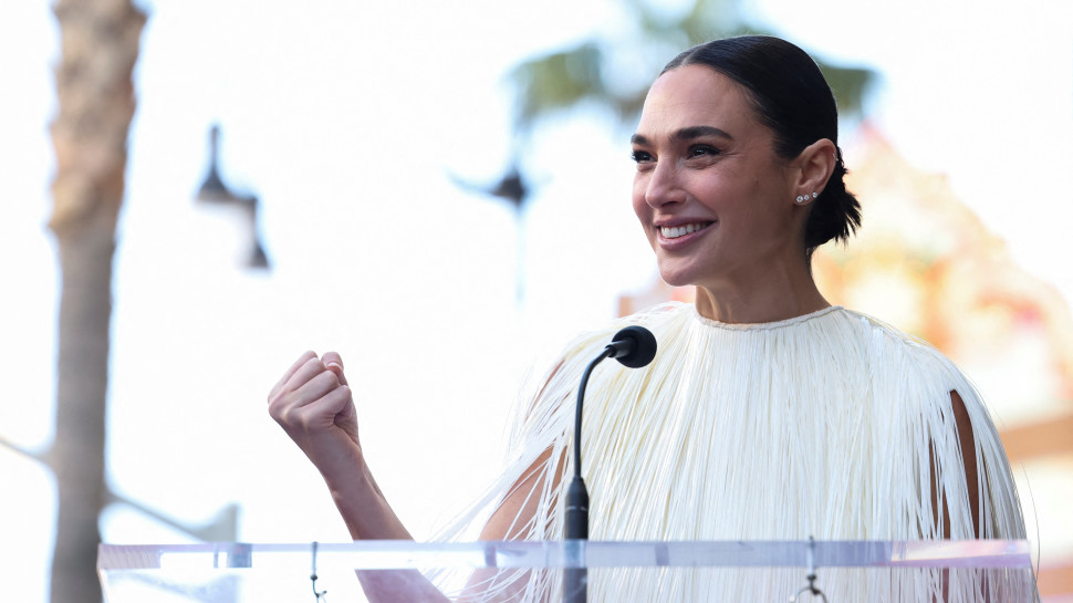 גל גדות מקבלת כוכב בשדרת הכוכבים בהוליווד (צילום: REUTERS/Mario Anzuoni)