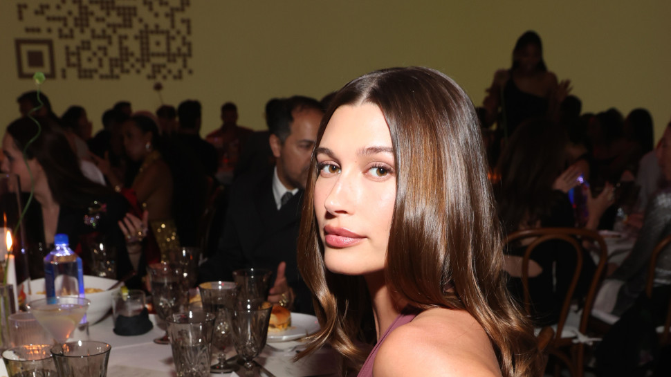 היילי ביבר (צילום: Phillip Faraone/Getty Images for FIJI Water)