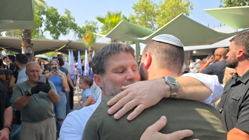 בצלאל סמוטריץ' ובנו בניה (צילום: צילום מסך מתוך X (לשעבר טוויטר))