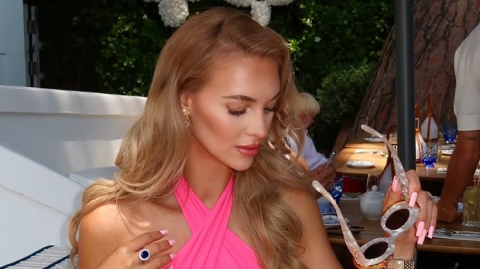 לא מוותרת על השרשרת. ורוניקה (צילום: מסך אינסטגרם)