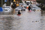 אזרח שט על קיאק בפתח תקווה (צילום: ללא)