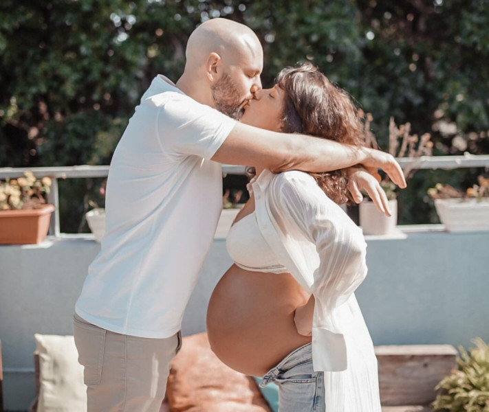 מאי שכטר ומשה יחזקאל בצילומי הריון  (צילום: שירן כפיר)