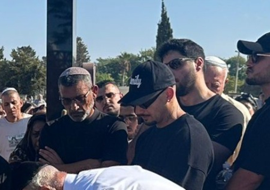 ארז איסקוב מלווה את סבתו בדרכה האחרונה (צילום: בתיה גלעדי)