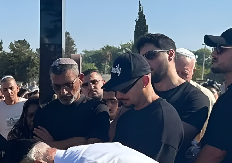 ארז איסקוב מלווה את סבתו בדרכה האחרונה (צילום: בתיה גלעדי)