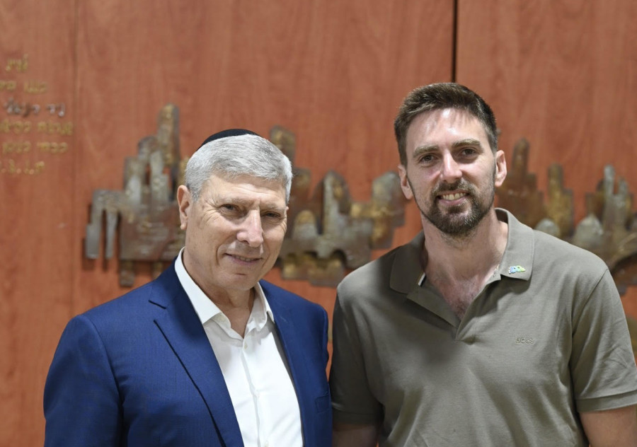 נדיר יזרעאל ויעקב פרץ  (צילום: דוברות עיריית קרית אתא)