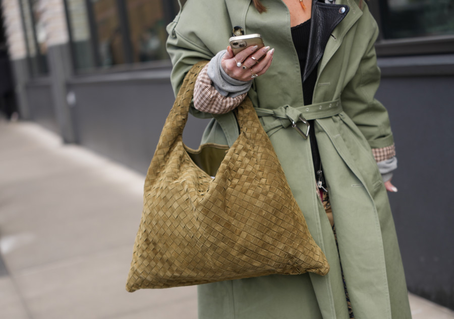 תיק של בוטגה בשבוע האופנה של פריז (צילום: GettyImages, Edward Berthelot/Getty Images)