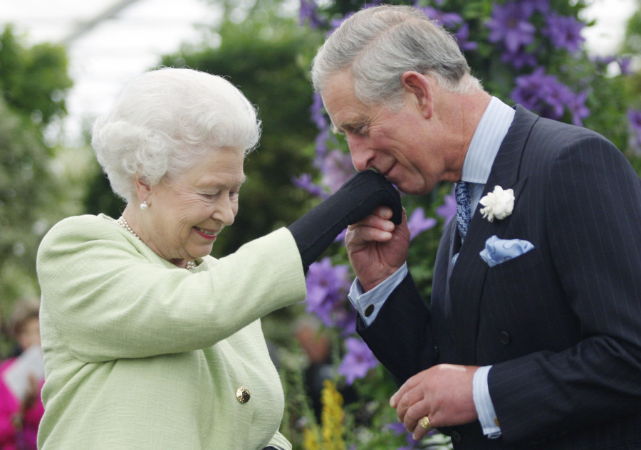 המלך צ'ארלס השלישי ואימו המלכה אליזבת (צילום: Sang Tan/WPA Pool/Getty Images)
