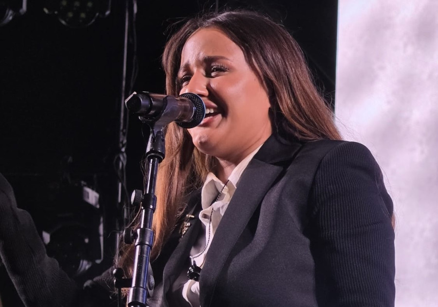 עדן בן זקן בלוק צנוע בהופעתה בטבריה (צילום: אלי סבתי,איציק אוחנה)