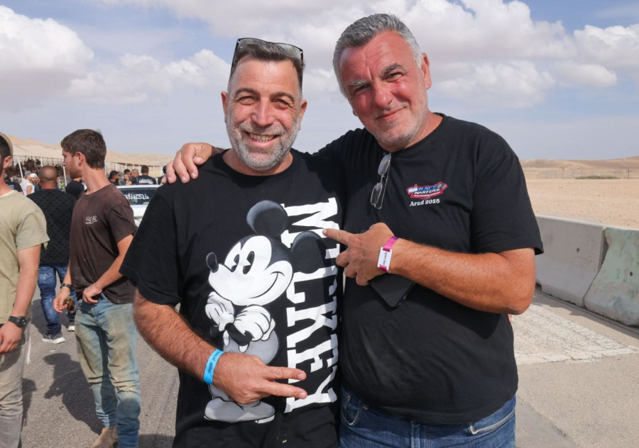 עוז דוידיאן עם מיכאל חן (צילום: רונן טופלברג)