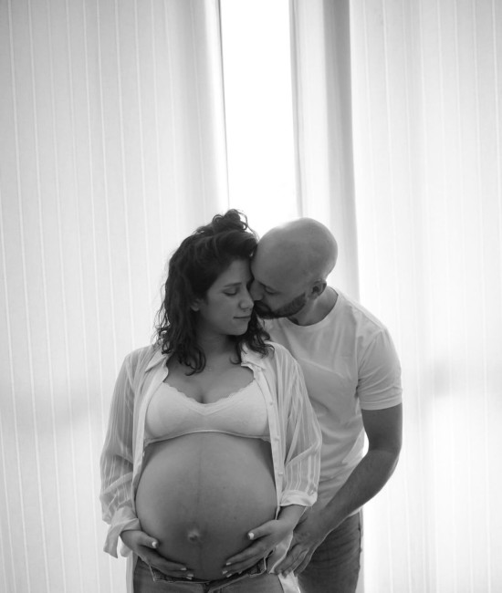 מאי שכטר ומשה יחזקאל בצילומי הריון  (צילום: שירן כפיר)