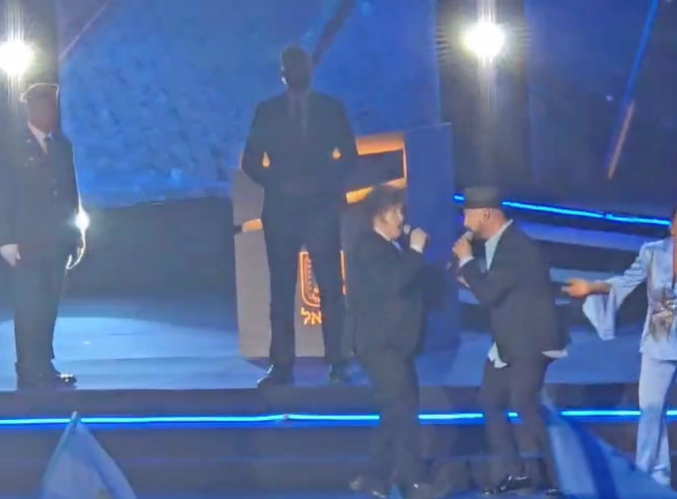 נשיא ארגנטינה חאבייר מיליי שר בחזרה הגנרלית לטקס יום העצמאות (צילום: שימוש לפי סעיף 27א')