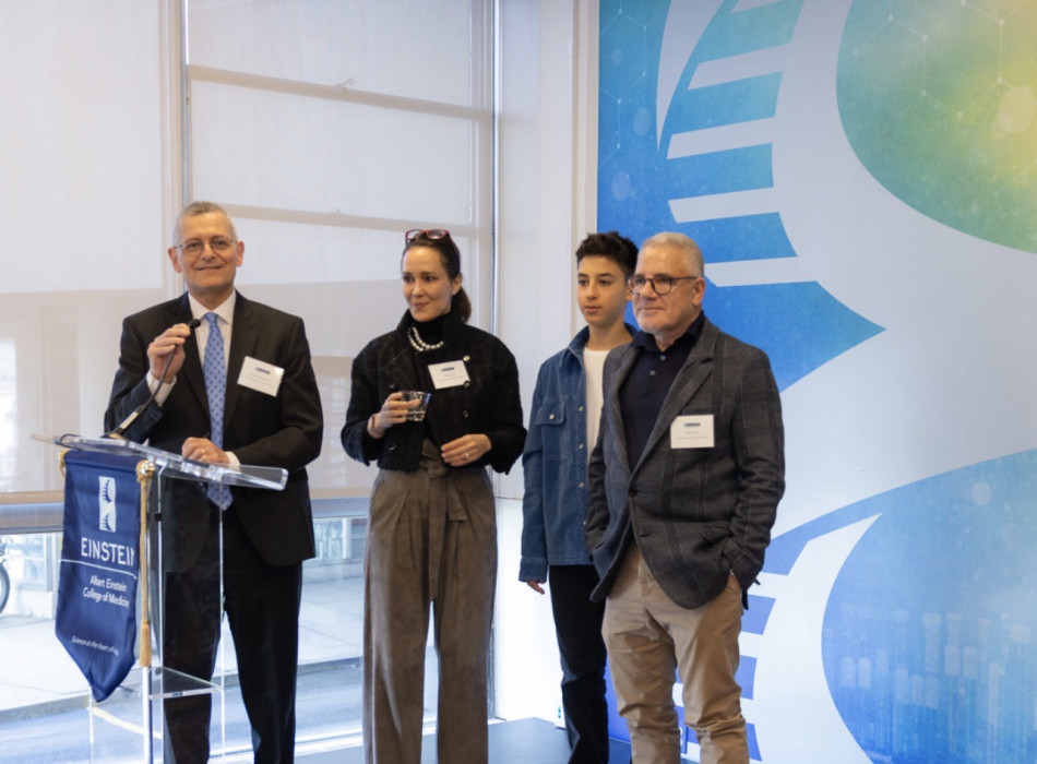  עידן, סמי ובתיה עופר וירון תומר  (צילום: Jason Torres, NY VINTAGE CAMERA WORKS LTD)