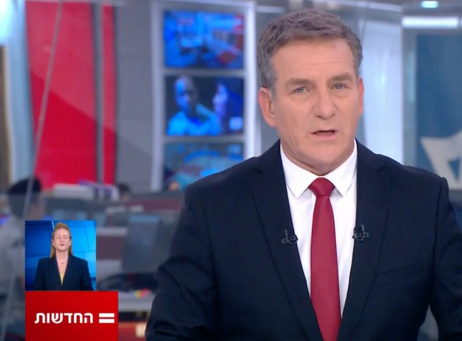 דני קושמרו מגיש את המהדורה המרכזית (צילום: קשת 12)