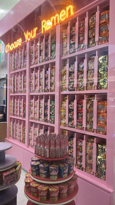 קיר הראמנים בחנות (צילום: אנה ויבדנקו)