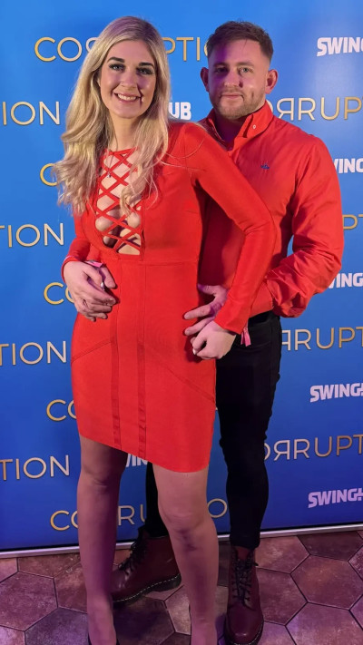 טניה ואשלי, זוג שמקיים מסיבות של חילופי זוגות