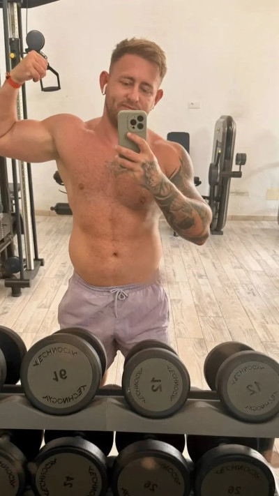 אשלי, מקיים יחד עם אשתו מסיבת חילופי זוגות