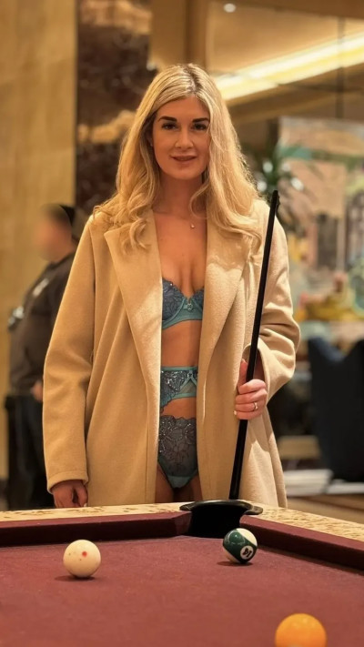 טניה, מקיימת יחד עם בעלה מסיבת חילופי זוגות