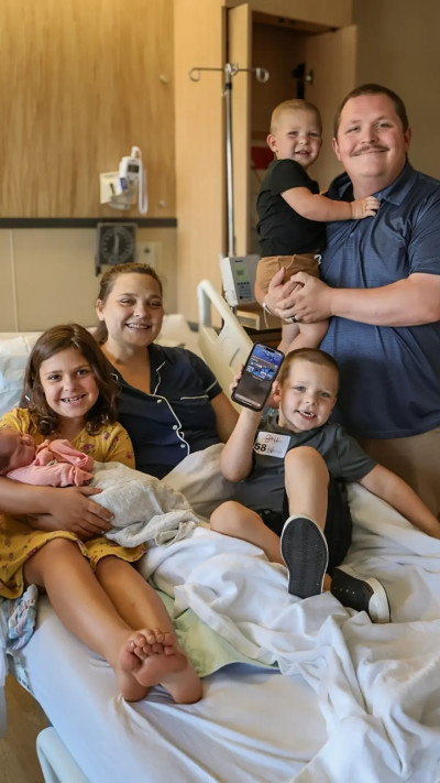 המשפחה המאושרת עם התינוקת הטרייה