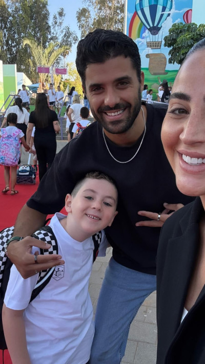 בר כהן ואליאב טעטי מלווים את ליאו לכיתה ב' (צילום: ללא קרדיט)
