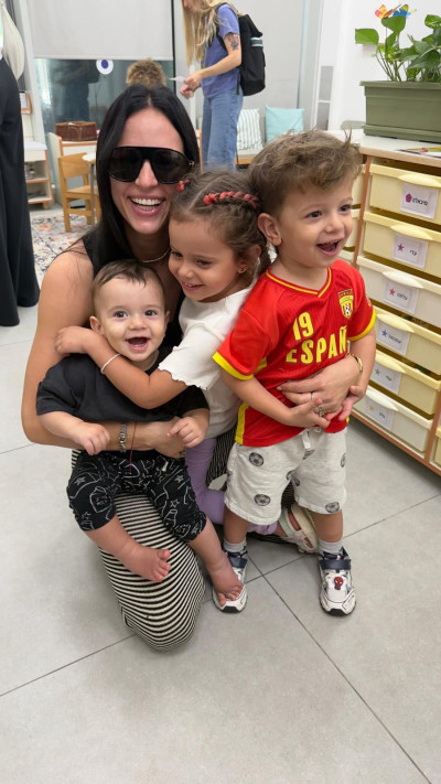 קורין גדעון מלווה את הילדים למסגרות (צילום: ללא קרדיט)