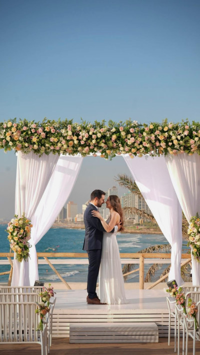 אלון מוזס ונופר עלומי בחתונתם (צילום: חיים אפריאט)