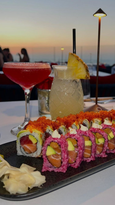 סושי על רקע הנוף במסעדת ג'אפון