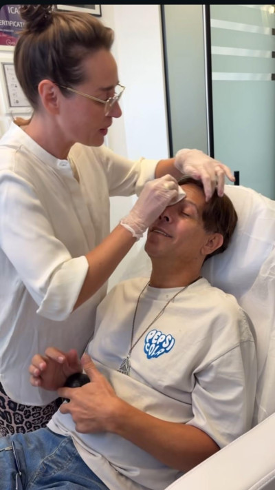 דרור קליר אצל ד”ר אנה זנקוביץ’ (צילום: יחצ)