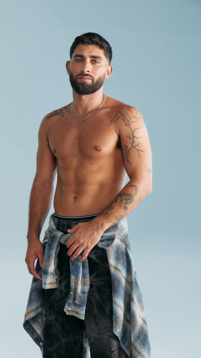 שון יפישין בצילומים ראשונים למותג האופנה טוונטיפורסבן (צילום: עירד נצר)