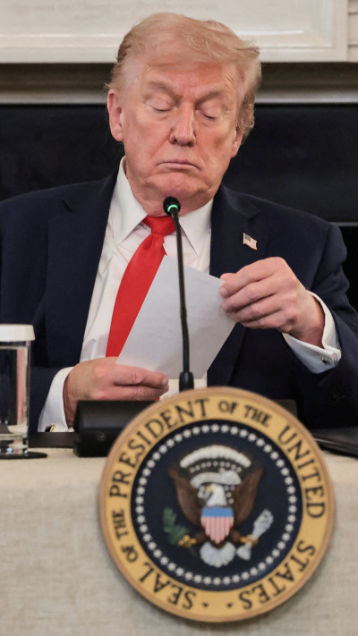 דונלד טראמפ מקבל את הפתק על עסקת החטופים