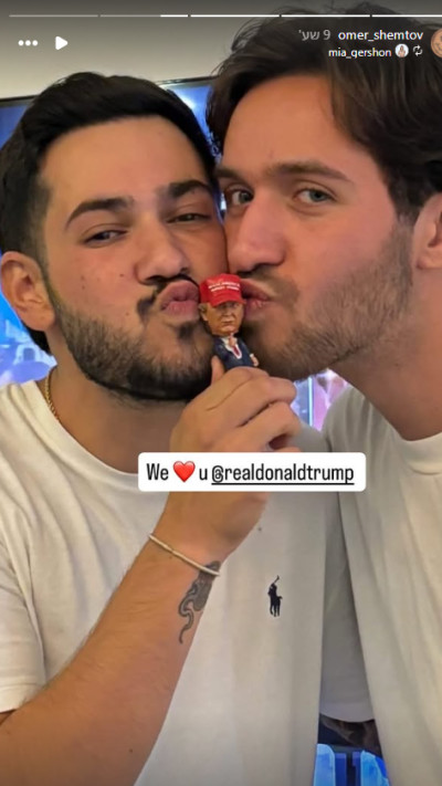 עומר שם טוב ואלי-ה כהן חגגו את העסקה עם בובה של הנשיא דונלד טראמפ (צילום: מתוך אינסטגרם)