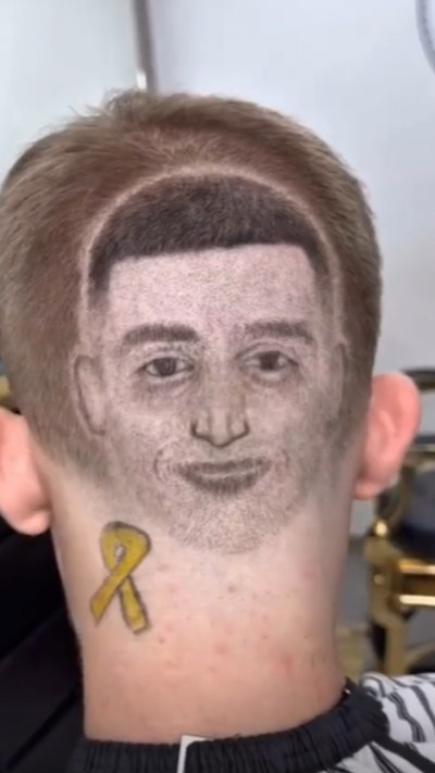 התספורת של אופיר אנגרסט, אח של מתן אנגרסט